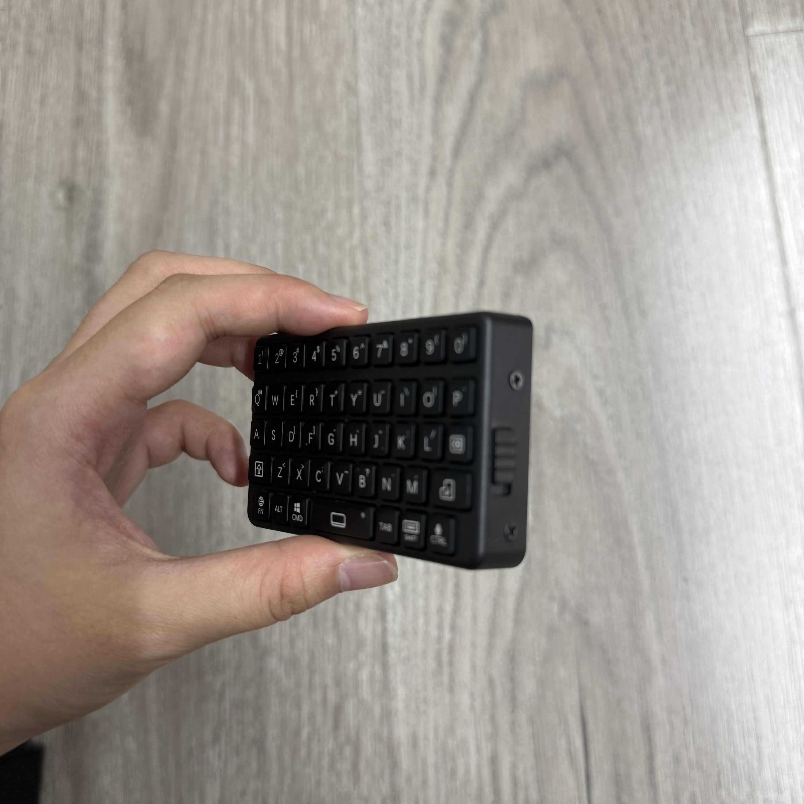 لوحة مفاتيح مغناطيسية صغيرة بت - مراجعة 3D Printing Iphone وسعره